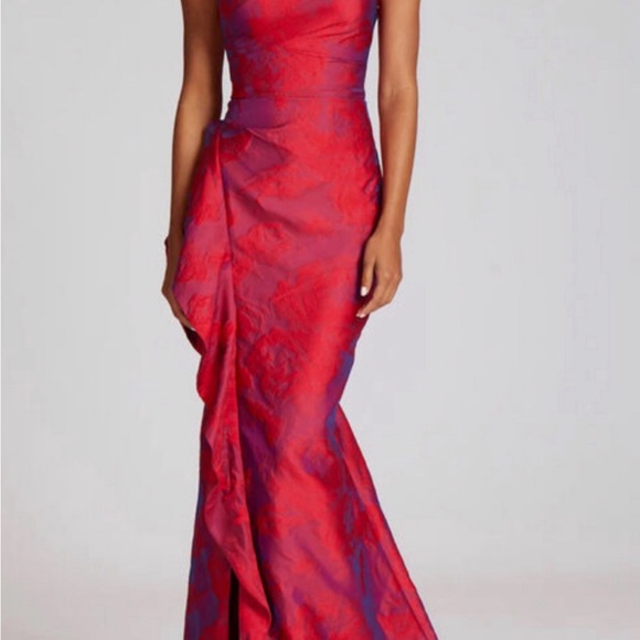 Elegant Red Evening Gown - Picture 3 of 10